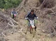 Personel Polres Aceh Tengah Terobos Medan Ekstrem demi Salurkan Logistik ke Kampung Serule yang Terisolasi Berhari-Hari akibat Bencana