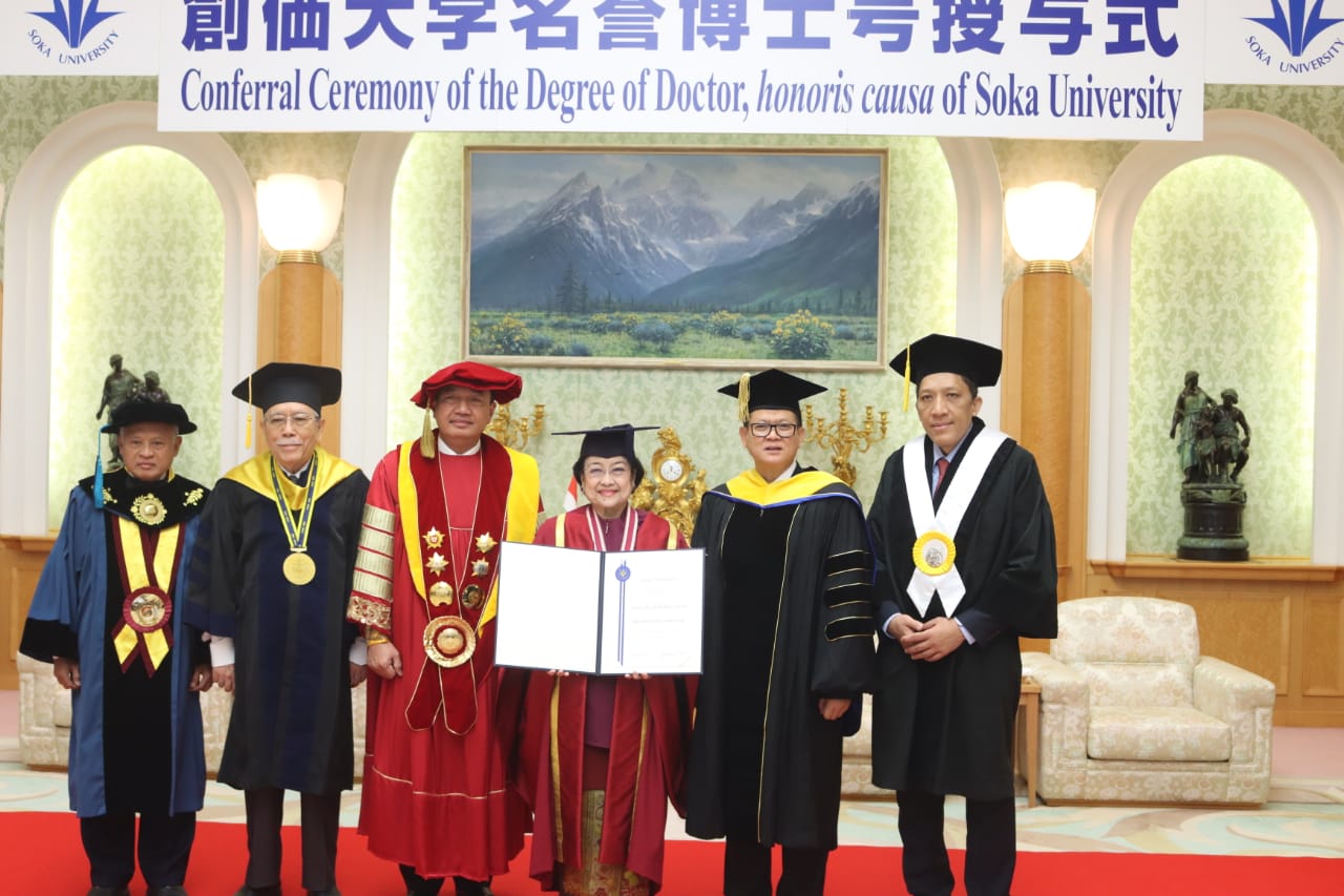 Presiden ke-5 RI yang juga Ketua Umum Partai Demokrasi Indonesia (PDI) Perjuangan Megawati Soekarnoputri menerima gelar Doktor Honoris Causa (DR HC) dari Universitas Soka, Tokyo, Jepang, Rabu (8/1). 