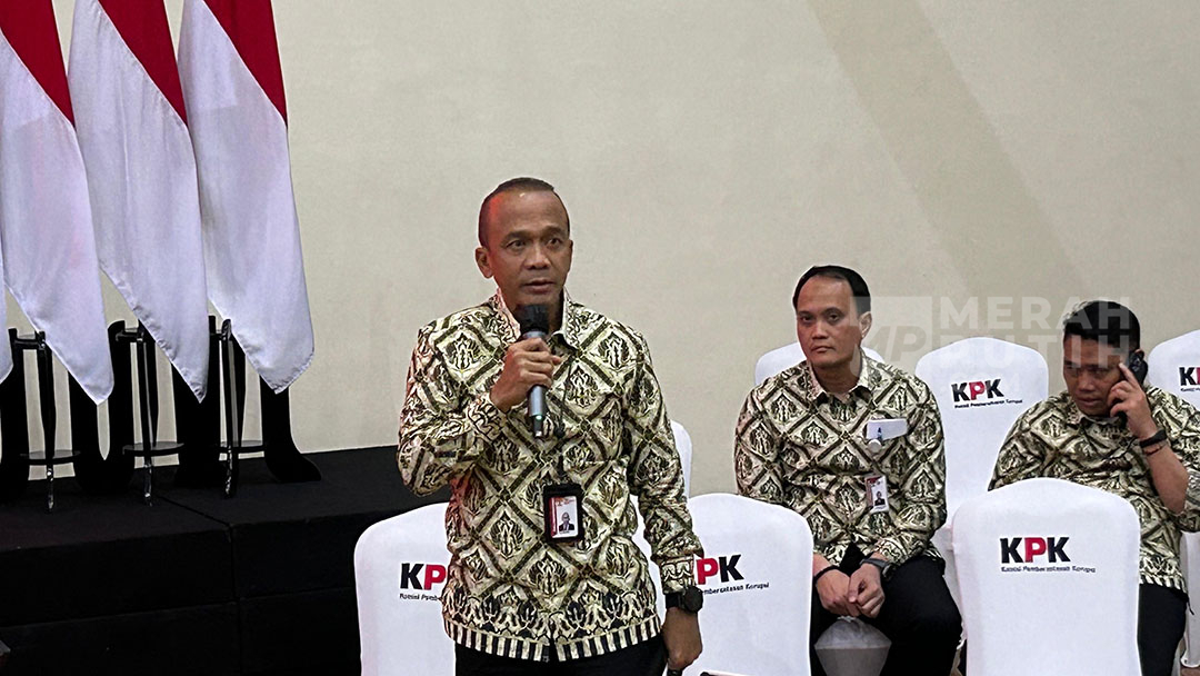 KPK Sita Barang Bukti Korupsi CSR dari Ruang Kerja Gubernur BI Perry Warjiyo