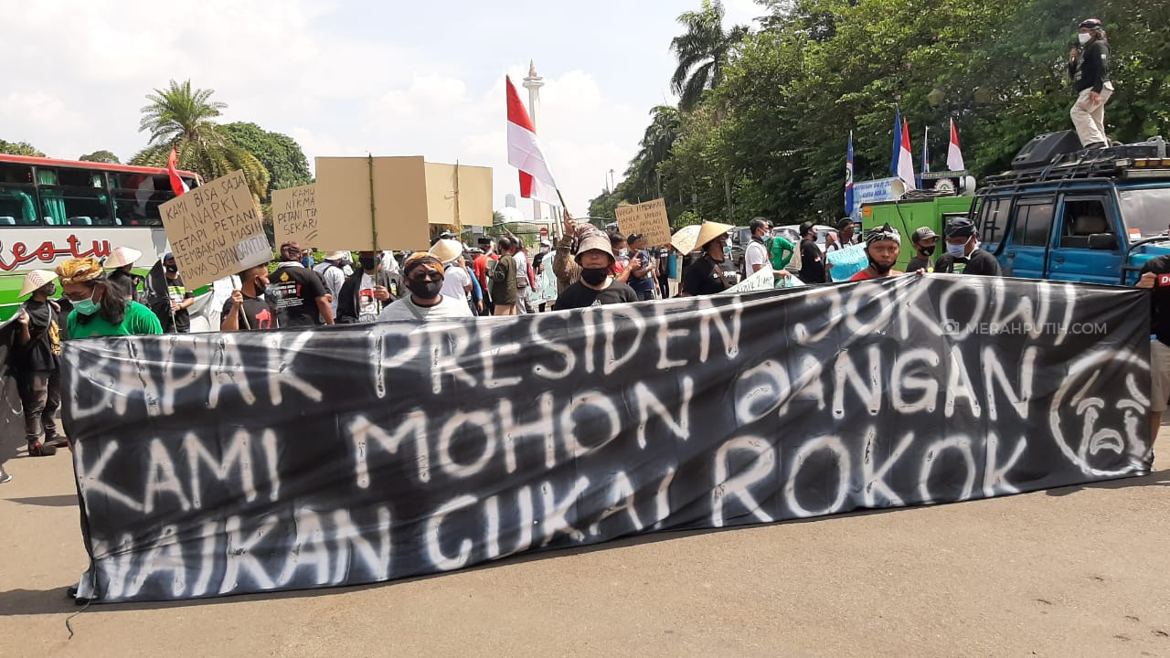 Demo petani tembakau di Jakarta, Senin (16/11). Foto: MP.Kanu