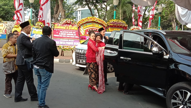 Karangan bunga di pelantikan DPRD DKI Jakarta. (MP/Asropih)
