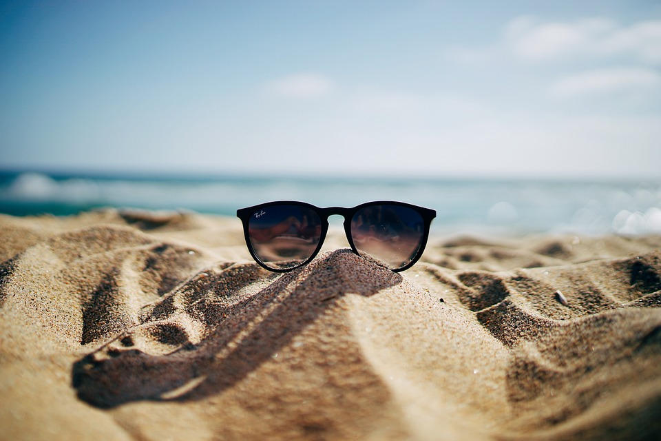 Pakai kacamata hitam saat bermain ke Belitung (Pixabay/Pexels)