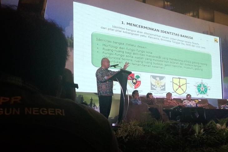 Menteri Pekerjaan Umum dan Perumahan Rakyat (PUPR) Basuki Hadimuljono memberikan paparan dalam acara "Dialog Nasional Rancang Bangun dan Kesiapan Kalimantan Timur Sebagai Ibu Kota Baru NKRI" di Balikpapan, Kalimantan Timur, Rabu. (ANTARA/Citro Atmoko)