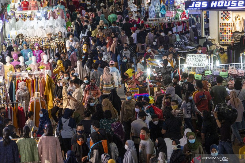 Pengunjung Pasar Tanah Abang. (Foto: Antara)