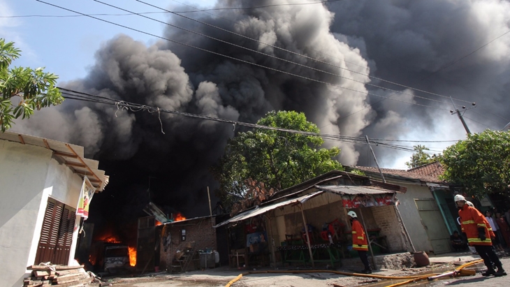 Kondisi terkini dua gudang yang terbakar oleh api.