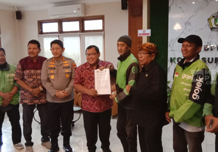 Ratusan Pengemudi Ojol Ngadu ke DPRD Solo, Keluhkan Tingginya Potongan Aplikator