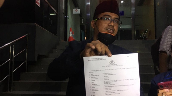 Ketua Umum Cyber Indonesia, Muannas Alaidid perlihatkan surat laporan polisi terhadap Musisi Erdian Aji Prihartanto alias Anji dan Hadi Pranoto terkait dugaan penyebaran berita bohong atau hoaks obat COVID-19 di Mako Polda Metro Jaya, Senin (3/8/2020). ANTARA-HO-Ist