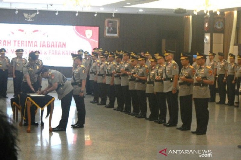 Kapolri Jenderal Pol Idham Azis memimpin serah terima jabatan delapan kapolda di Mabes Polri, Jakarta, Selasa (11/2/2020). (ANTARA/ Anita Permata Dewi)
