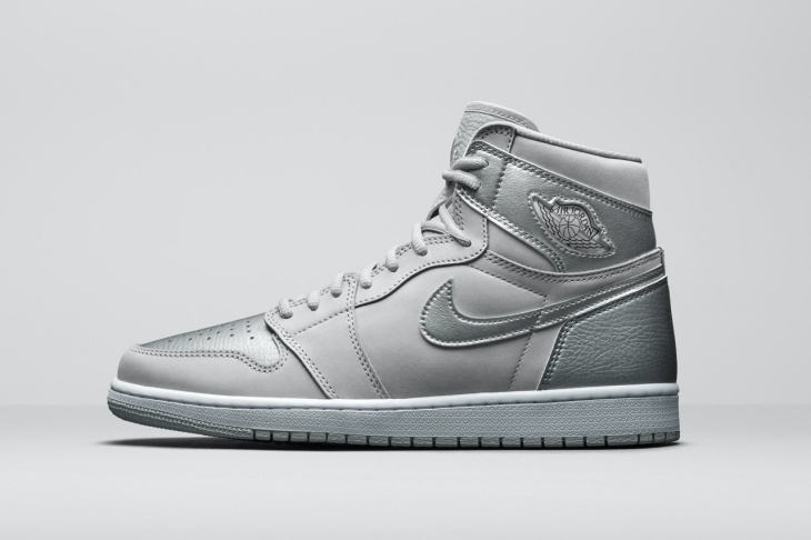 Air Jordan 1 Retro High OG Co.JP "Metallic Silver" tampak samping. (Foto Hypebeast(