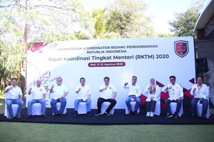 Foto bersama  saatRapat Koordinasi Tingkat Menteri (RKTM) 2020 di Bali. (Foto: MP/Twiter @airlangga_hrt)