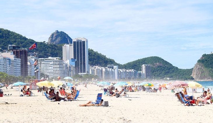 Kawasan pantai di Copacabana. (Foto: Pixabay/Phlando)