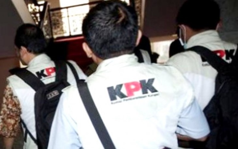 Petugas KPK sedang melakukan penggeledahan