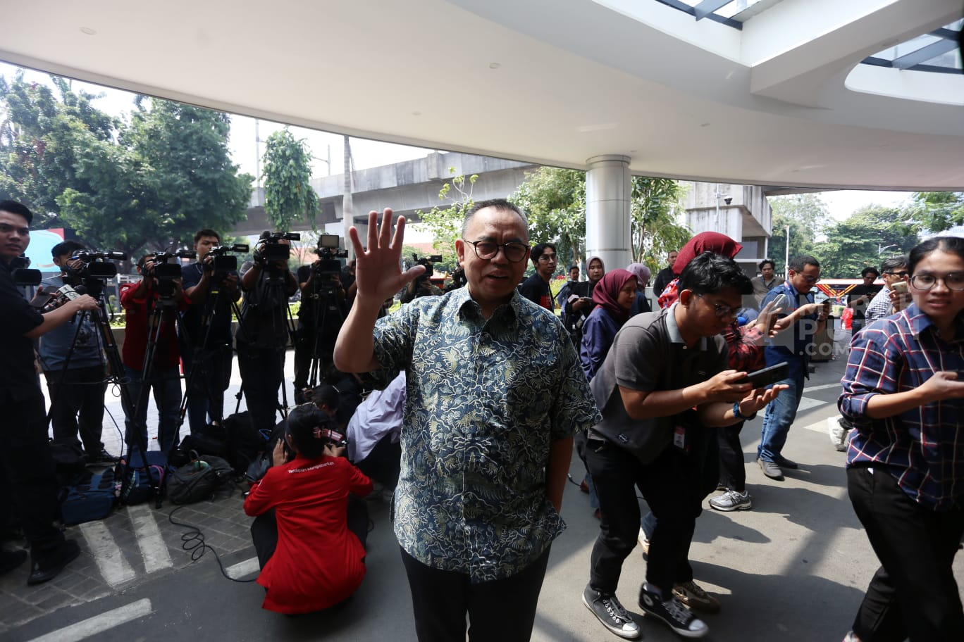 Mantan Menteri Energi dan Sumber Daya Mineral (ESDM) Sudirman Said usai menjalani pemeriksaan di Gedung Bundar Jaksa Agung Muda Tindak Pidana Khusus (Jampidsus) Kejaksaan Agung, Jakarta, Jumat (17/7/2026).