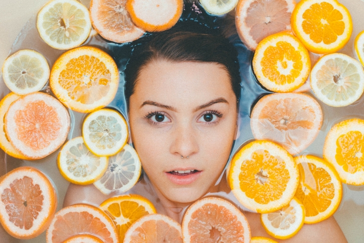 Kulit jeruk bisa digunakan sebagai bahan perawatan muka alami. (Foto: Unsplash/Noah Buscher)