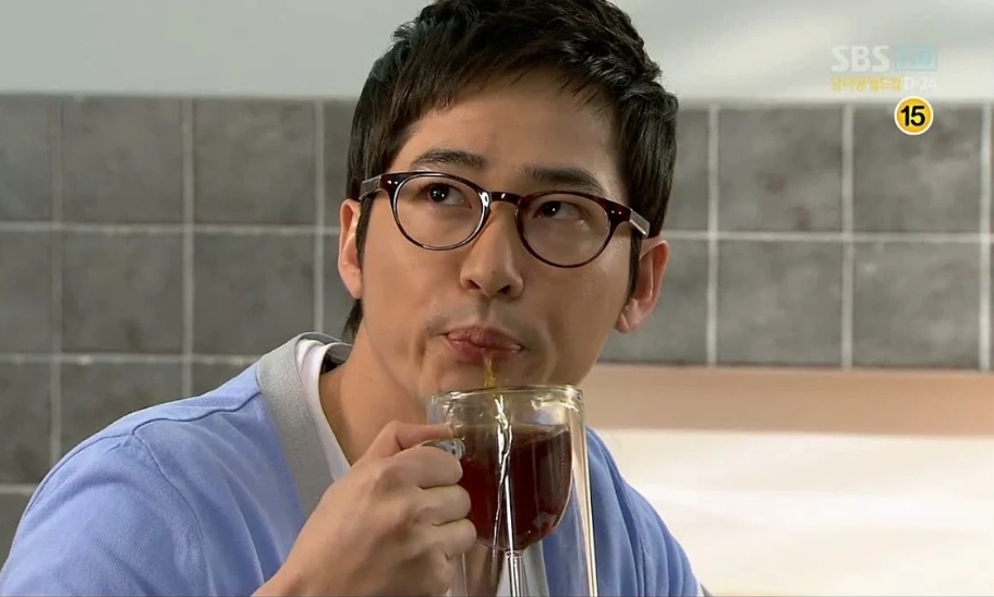 Selain tak sopan, meludah dianggap perbuatan ilegal (Foto: Koreaboo)
