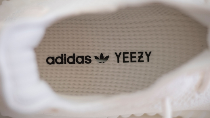 Adidas Bakal Jual Tumpukan Sepatu Yeezy dan Donasikan Keuntungannya