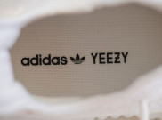 Adidas Bakal Jual Tumpukan Sepatu Yeezy dan Donasikan Keuntungannya