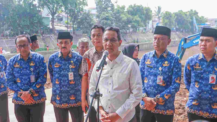 Hadapi Musim Hujan, DKI Keruk Lumpur di Kali Ciliwung