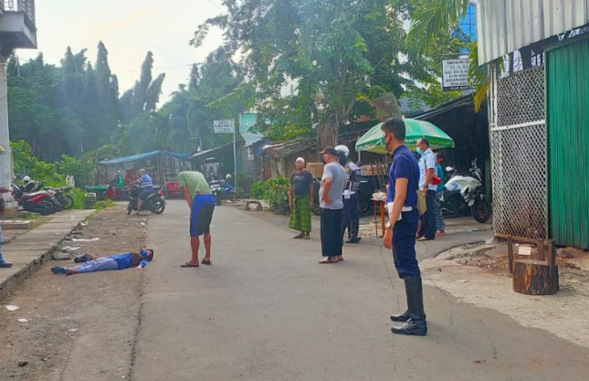 Petugas Evakuasi Perempuan Tiba-Tiba Pingsan di Halte TransJakarta Klender