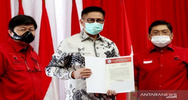 Calon Gubernur Sumbar Mulyadi (tengah) memegang surat dukungan dari PDI Perjuangan. Foto: Antara
