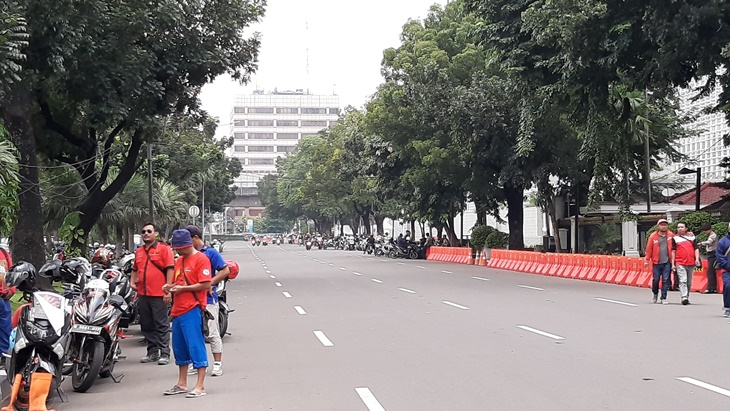 Dampak demo buruh tolak omnibus law, jalan Medan Merdeka macet total