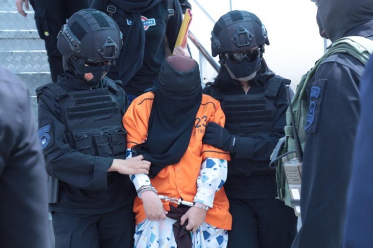 Dengan didampingi tim Densus 88 Antiteror Polri, seorang teroris Jamaah Ansharut Daulah asal Sulawesi (tengah) tiba di Bandara Internasional Soekarno-Hatta, Tangerang, Banten, Kamis (4/2/2021). (ANTARA/ HO-Polri)