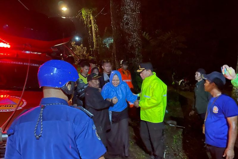 Pelajar Hanyut Saat Kegiatan Lapangan Sekolah Di Curug Kembar Bogor