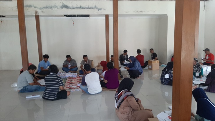 KPU Solo Mulai Lipat Surat Suara Capres Pilpres 2024, Ditemukan Surat Suara Rusak