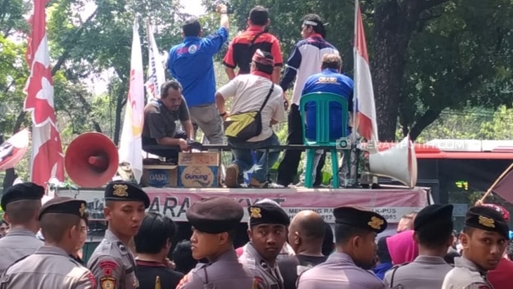 Geruduk Balaikota DKI, Ratusan Driver Taksi Online Minta Pembatalan Evaluasi Ganjil Genap