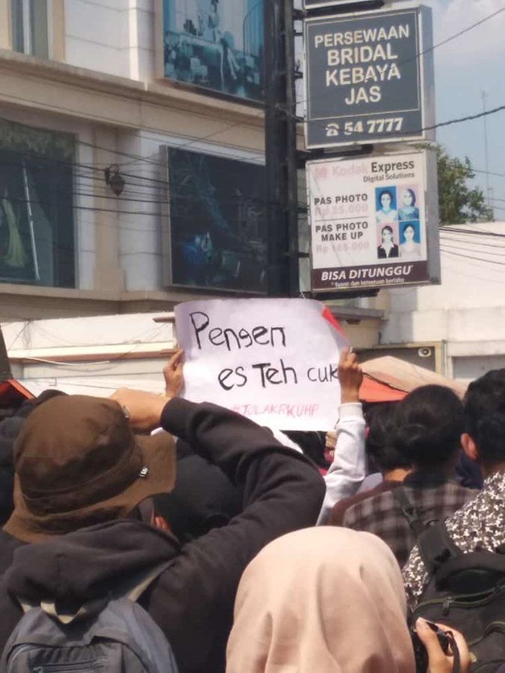 (Foto 7) Karena terlalu lama berdiri, sampai ada yang kehausan nih. Foto by twitter sukaindoomie