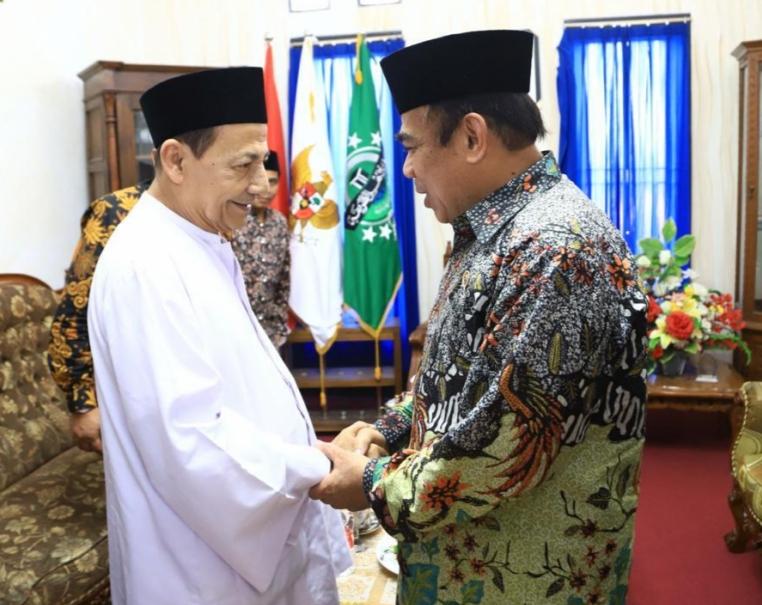 Menag Fachrul Razi saat berkunjung ke kediaman Habib Luthfi pada 19 Desember 2019. (foto: FKusuma)