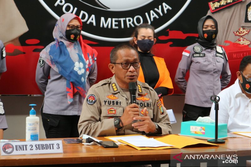 Kepala Bidang Humas Polda Metro Jaya, Komisaris Besar Polisi Yusri Yunus memerikan keterangan pers soal penangkapan penyanyi Reza Artamevia dalam jumpa pers di Mako Polda Metro Jaya, Ahad (6/9/2020). ANTARA/Fianda Sjofjan Rassat