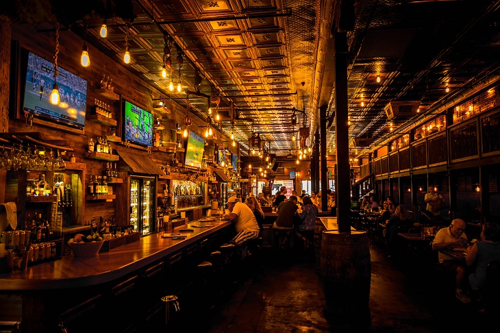 Kedai miras dipenuhi pengunjung (unsplash.com)
