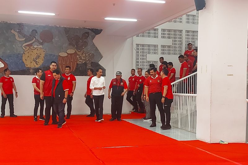 Presiden Jokowi saat berbincang dengan Menteri PUPR Basuki Hadimuljono, usai menyaksikan kemenangan perdana Timnas Indonesia di kualifikasi Piala Dunia 2026 zona Asia putaran kedua Grup F di Stadion Utama Gelora Bung Karno (GBK) Jakarta, Kamis (21/3). Foto: ANTARA/Andi Firdaus
