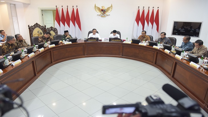 Presiden Jokowi saat memimpin Rapat Terbatas membahas Pengembangan Pusat Data Nasional, Kantor Presiden, Provinsi DKI Jakarta, Jumat (28/2). (Foto: Humas/Rahmat)