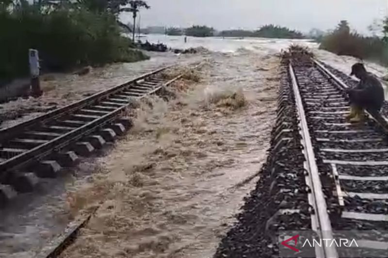 Banjir Landa Berbagai Daerah di Jateng, Perjalanan Kereta Api Terganggu