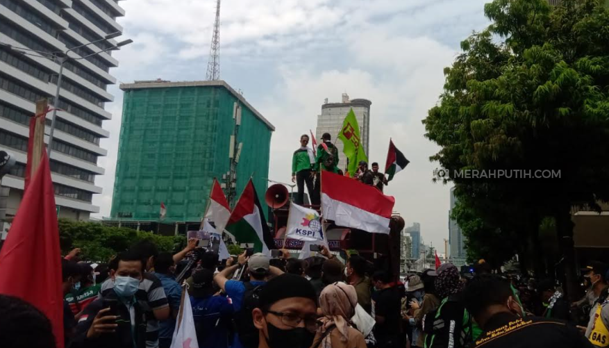 [Hoaks atau Fakta]: Berperang dengan Palestina,Warga Israel Bakar Bendera Negaranya