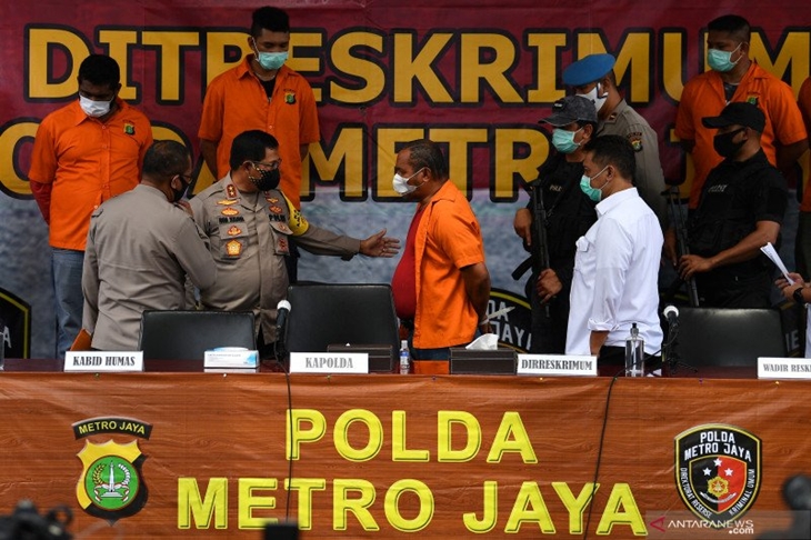 Kapolda Metro Jaya Irjen Pol Nana Sudjana (kedua kiri) didampingi Kabid Humas Kombes Pol Yusri Yunus (kiri) dan Dirreskrimum Kombes Pol Tubagus Ade Hidayat (kanan) bertanya kepada tersangka kasus kejahatan John Kei (kedua kanan) di Polda Metro Jaya, Jakarta, Senin (22/6/2020). Tim gabungan Polda Metro Jaya berhasil menangkap 30 orang yakni John Kei beserta anggota kelompoknya dalam kasus pengeroyokan, pembunuhan dan kekerasan di kawasan Duri Kosambi, Jakarta Barat dan Perumahan Green Lake City, Kota Tangerang, Banten pada Minggu 21 Juni 2020. (ANTARA FOTO/SIGID KURNIAWAN)
