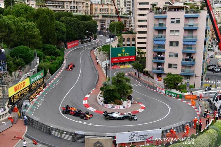 Dokumen foto pebalap tim Mercedes Lewis Hamilton memimpin balapan Grand Prix Monako di sirkuit jalan raya Monako (26/5/2019) Reuters/Andrej Isakovic