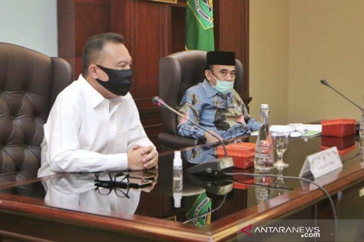 Wakil Ketua DPR RI sekaligus Ketua Satuan Tugas (Satgas) Lawan COVID-19 DPR Sufmi Dasco Ahmad (kiri) bertemu Menteri Agama Fachrul Razi, di Kantor Kemenag, Jakarta, Kamis. (Istimewa)