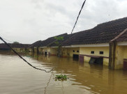 Warga Taman Cikande Tangerang Dikepung Banjir 2 Meter, Butuh Logistik & Obat-obatan