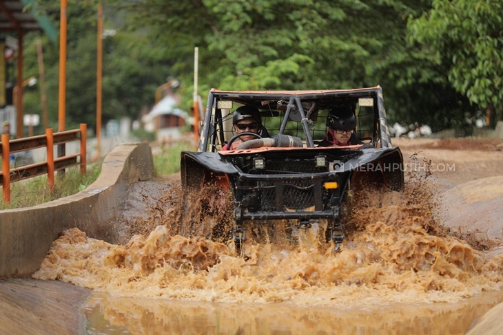 pelanggan diajak merasakan sensasi offroad (MP/Rizki Fitrianto)