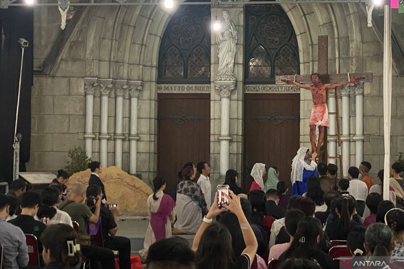 Ratusan Umat Ikut Jalan Salib Kreatif di Katedral Jakarta