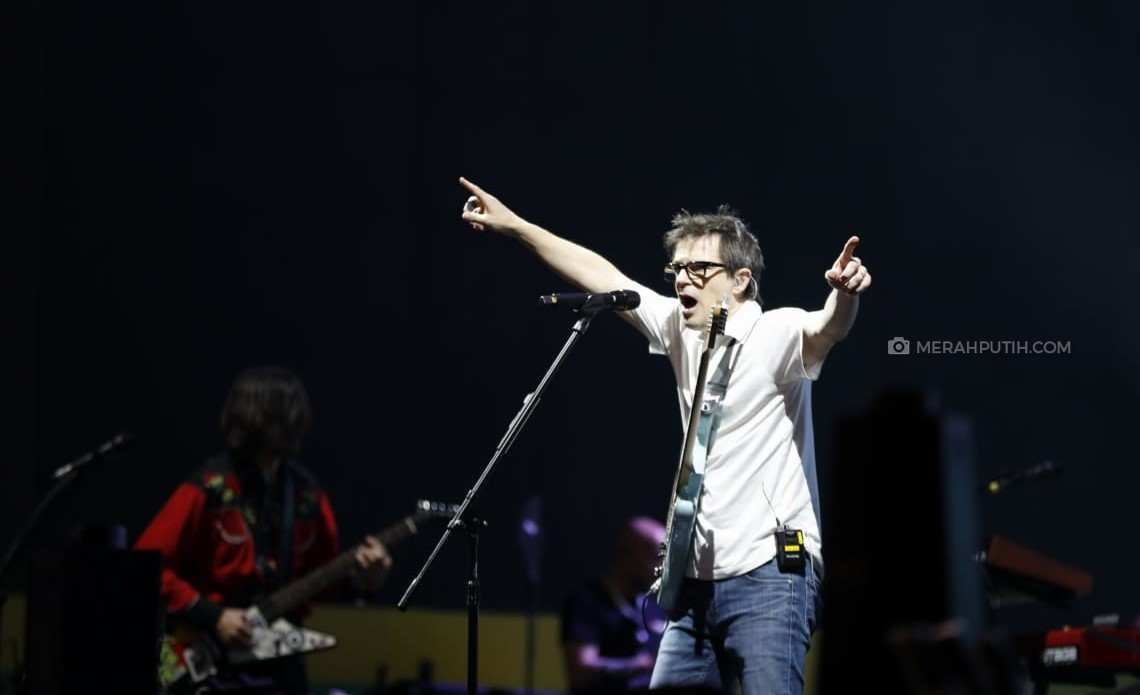Assalamualaikum, Kuy Belajar Bahasa Indonesia Bareng Vokalis Weezer