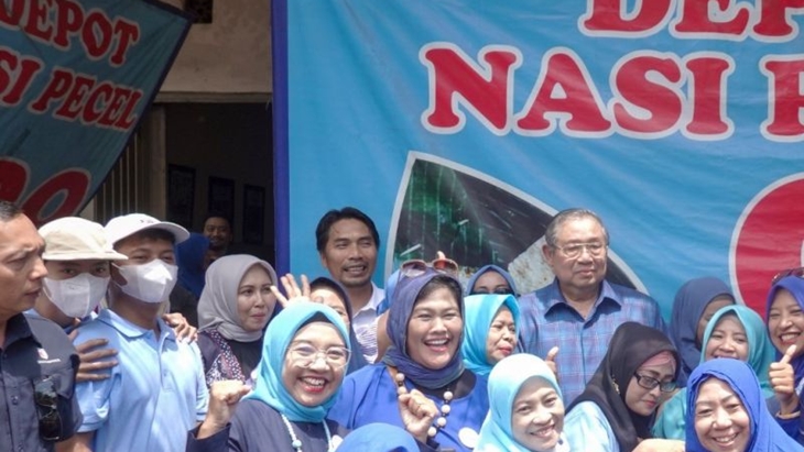 SBY Bernostalgia Nikmati Nasi Pecel di Madiun