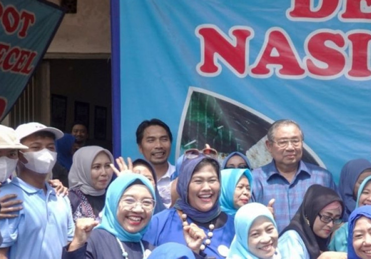 SBY Bernostalgia Nikmati Nasi Pecel di Madiun