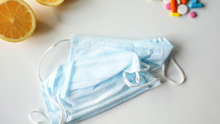 Pakai masker dan menjaga sistem imun tubuh sangatlah penting. (Foto: Pexels/Polina Tankilevitch)
