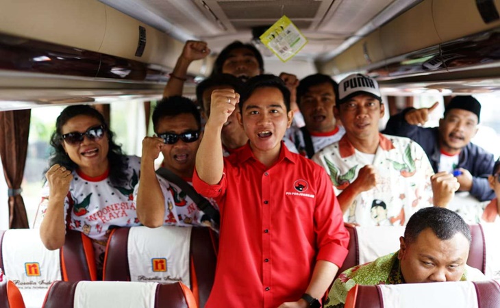 Bakal calon Wali Kota Solo Gibran Rakabuming bersama para pendukungnya