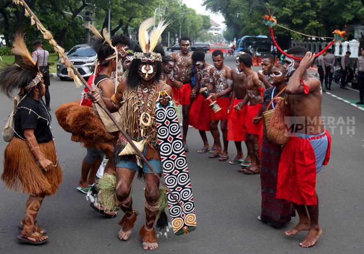 Aksi Suku Awyu dan Moi Sigin Papua Serahkan 253.823 Petisi Publik ke Mahkamah Agung
