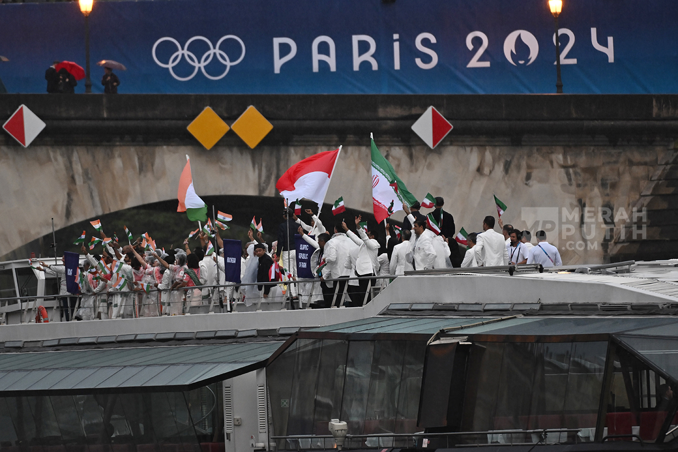 Aksi Kontingen Indonesia dalam Pembukaan Olimpiade Paris 2024